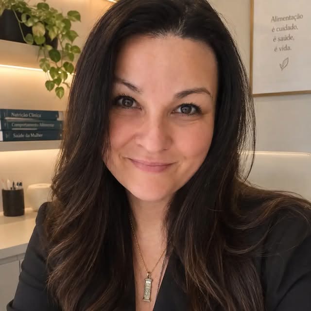 Fabiana Soares, nutricionista, sorrindo em seu consultório
