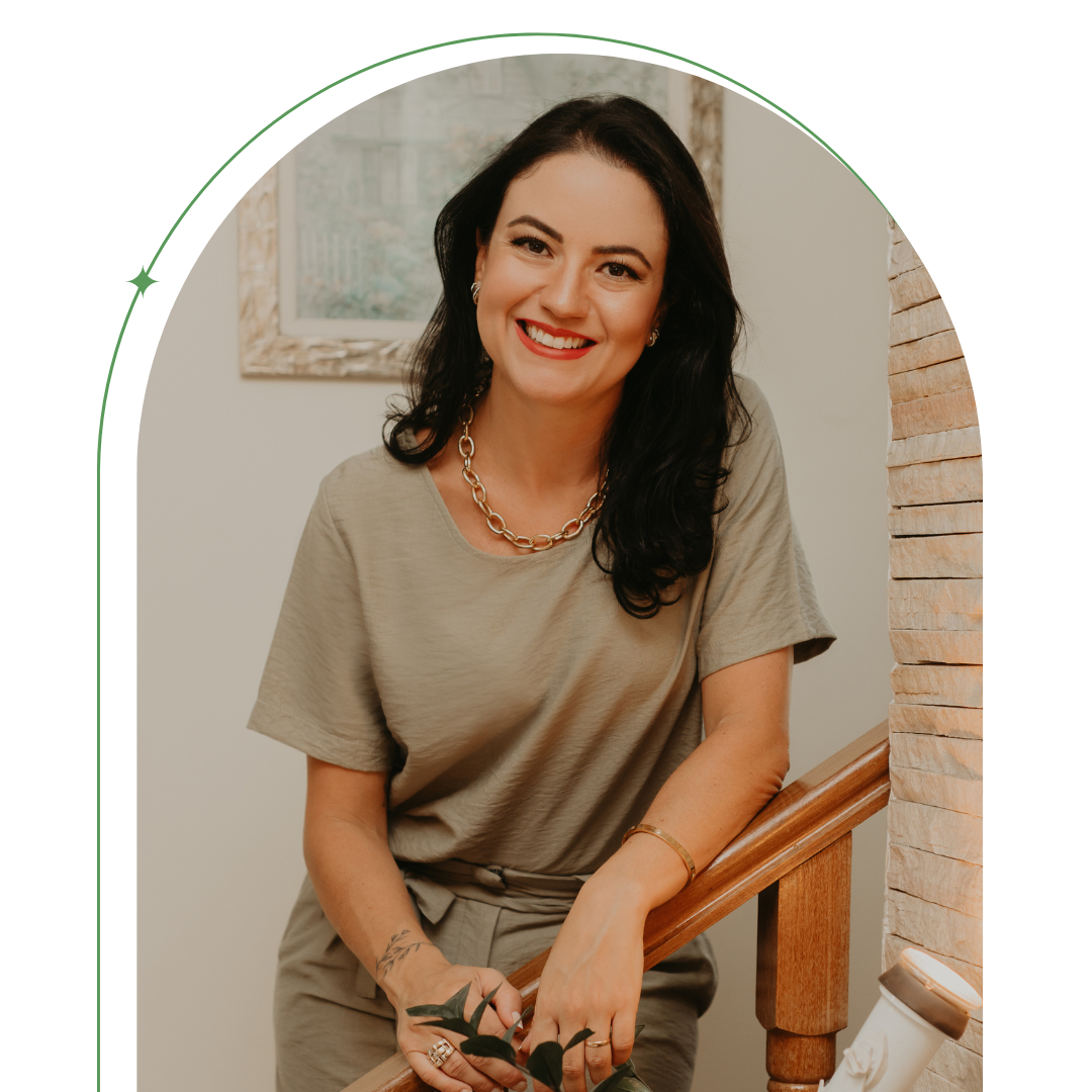 Mariana Drago apoiada em um corrimão de madeira, sorrindo