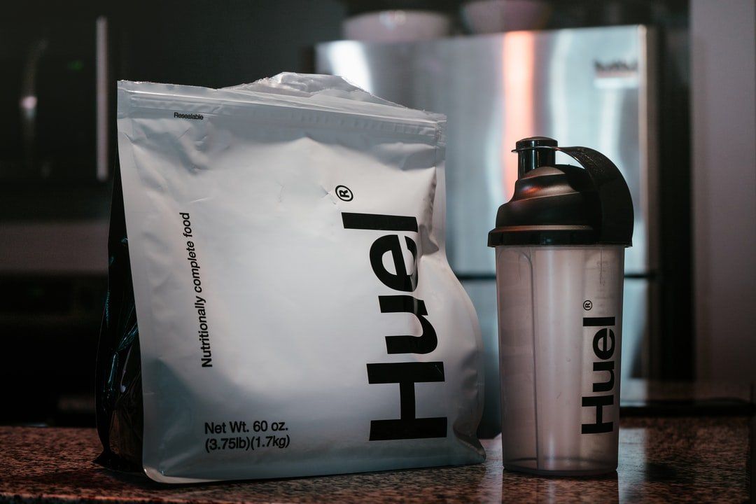 Procurar um nutricionista esportivo para conhecer os melhores suplementos que auxiliam a hipertrofia muscular é indispensável.