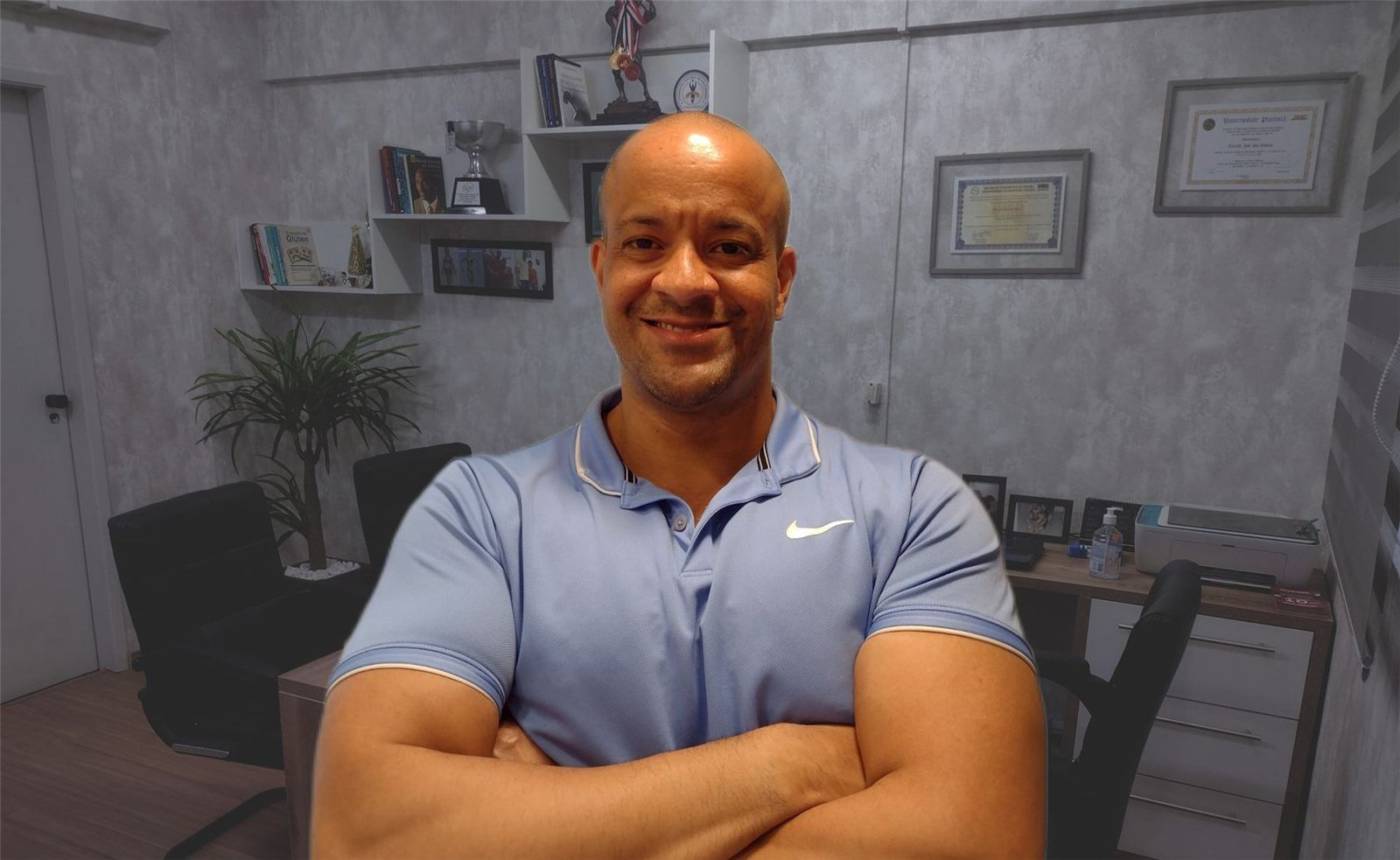 Prof. Dr. Ricardo Santos em seu consultório na Vila Mariana